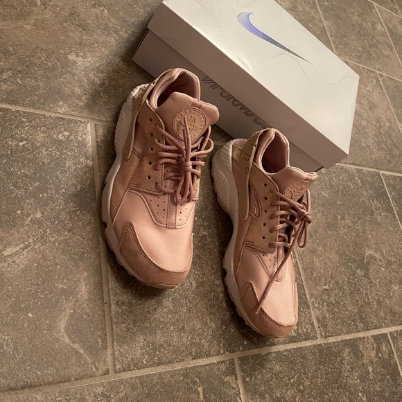 Women’s nike huarache peach with glitter size 10 only been wore once. - Picture 3 of 6